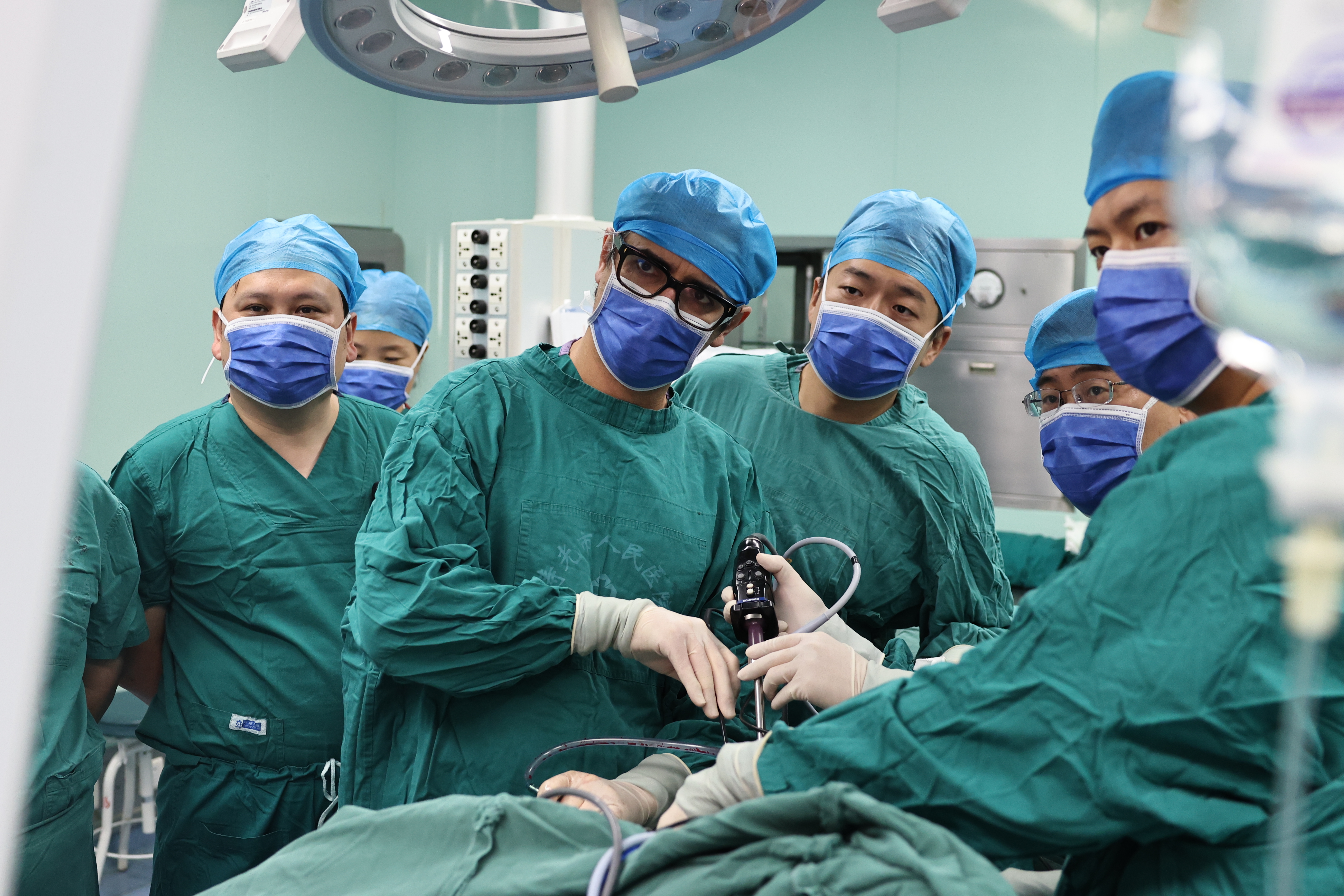 全球单孔胸腔镜手术创始...